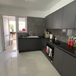 3 Bedroom Flat Central-5min Walk To 레메소스