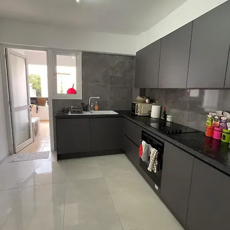 3 Bedroom Flat Central-5min Walk To Limassol