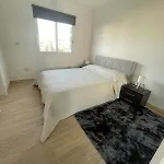 3 Bedroom Flat Central-5min Walk To *