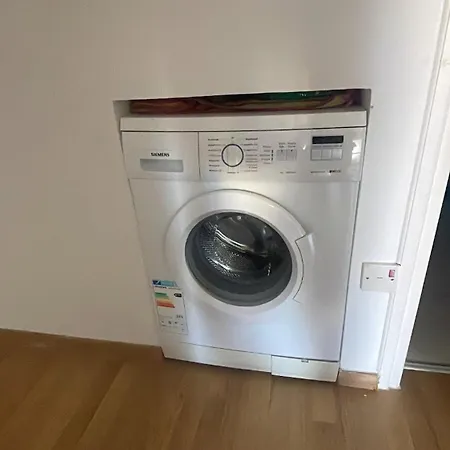 3 Bedroom Flat Central-5min Walk To Daire