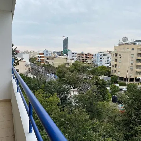 3 Bedroom Flat Central-5min Walk To *