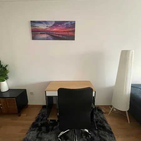 3 Bedroom Flat Central-5min Walk To Daire
