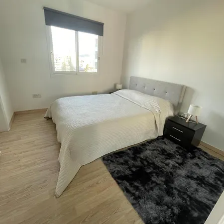3 Bedroom Flat Central-5min Walk To *